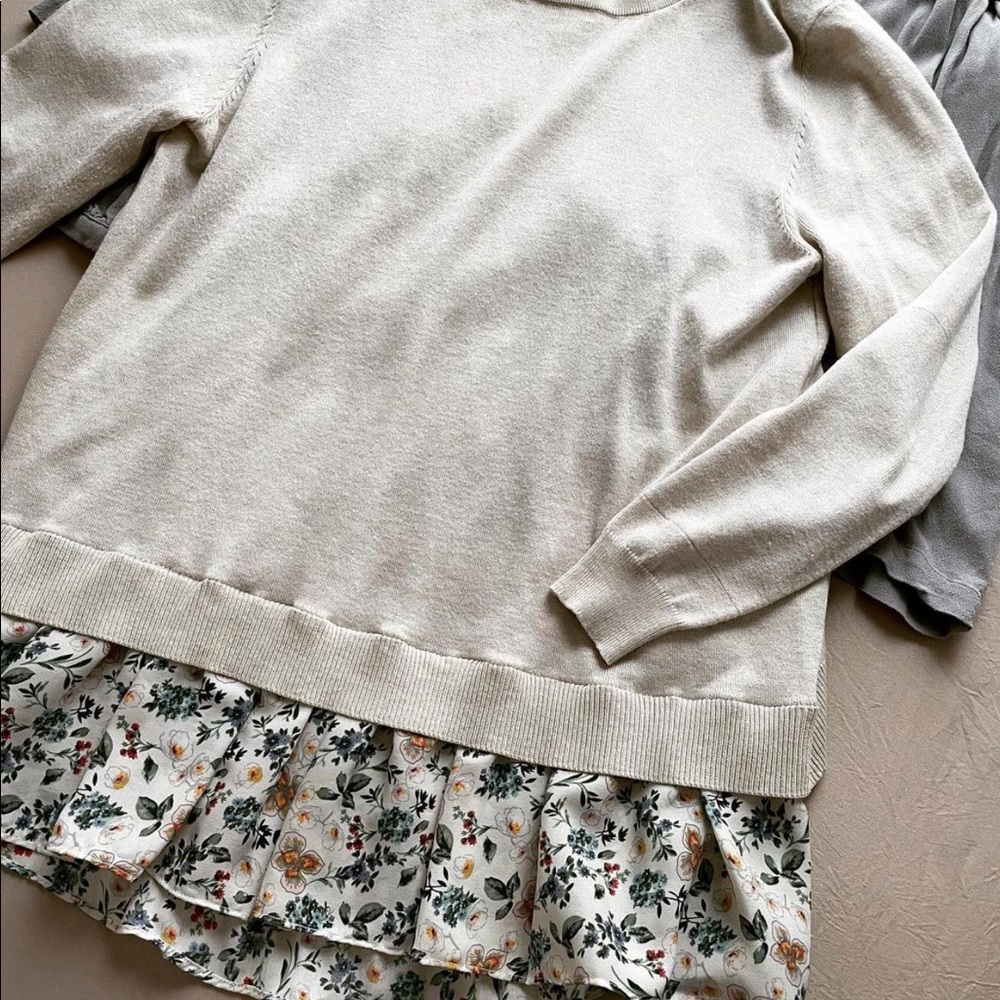 ❤️ 3/$10 Sweater w/Cute Floral Cut-Out in the Back